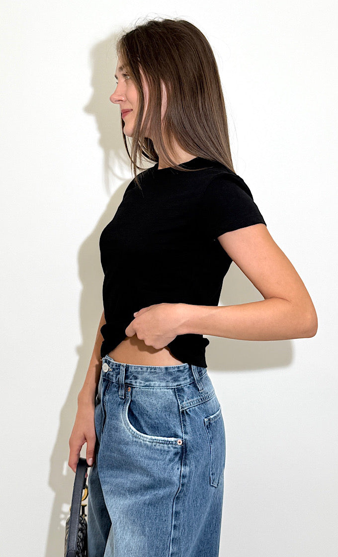 AMBER BLACK ROUND NECK T-SHIRT