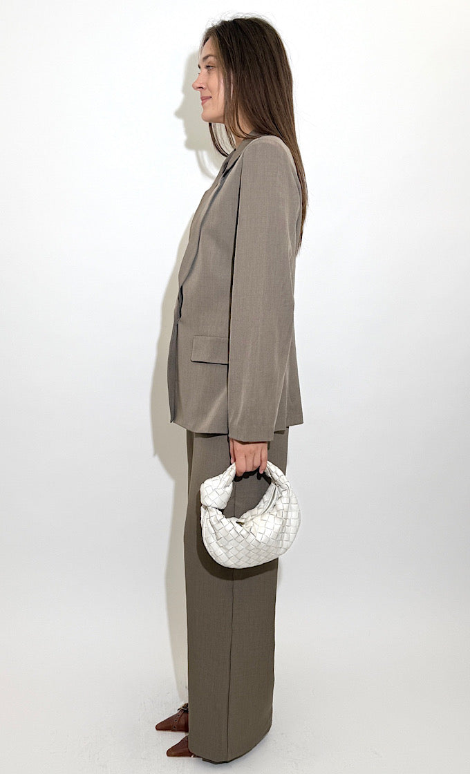 חליפת ברייס מוקה