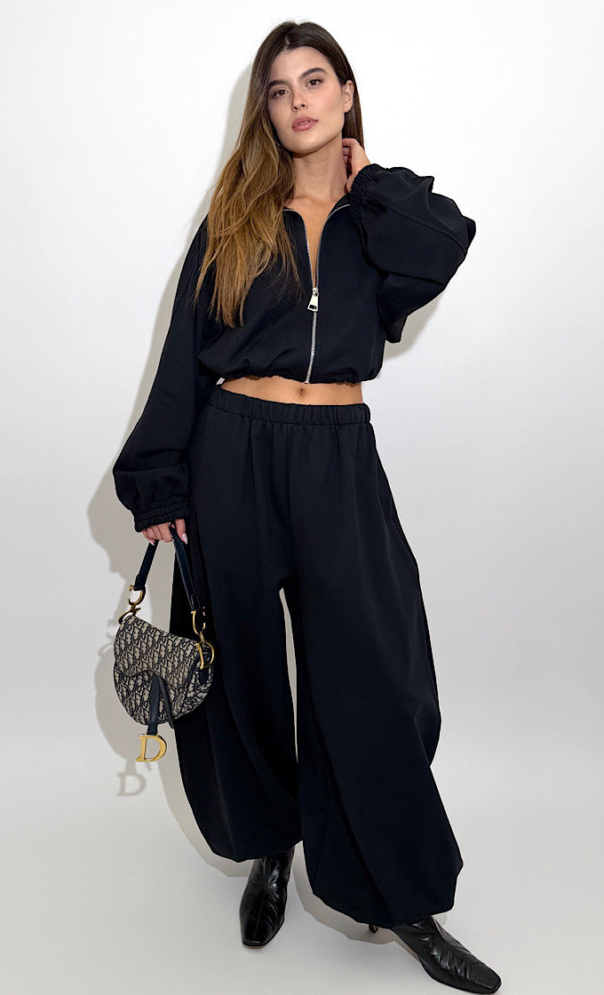 חליפת נורה שחורה