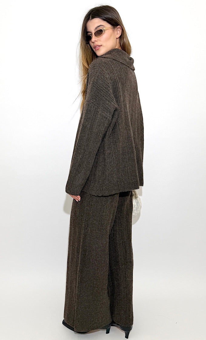 חליפת נורי חומה