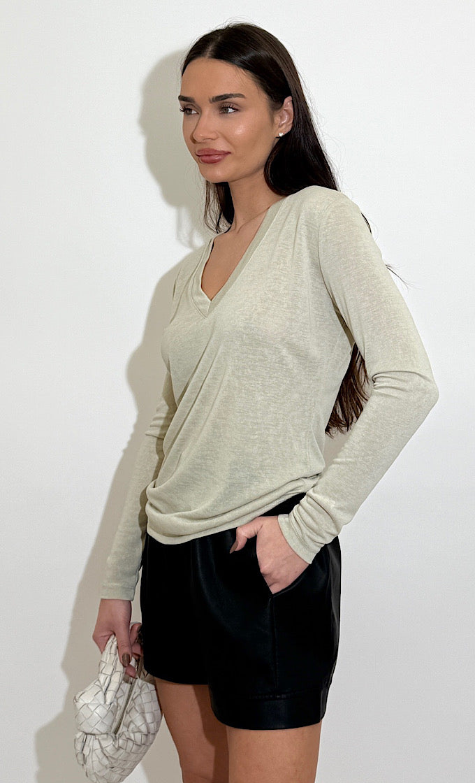 חולצת רוקי מפתח וי אוף וויט