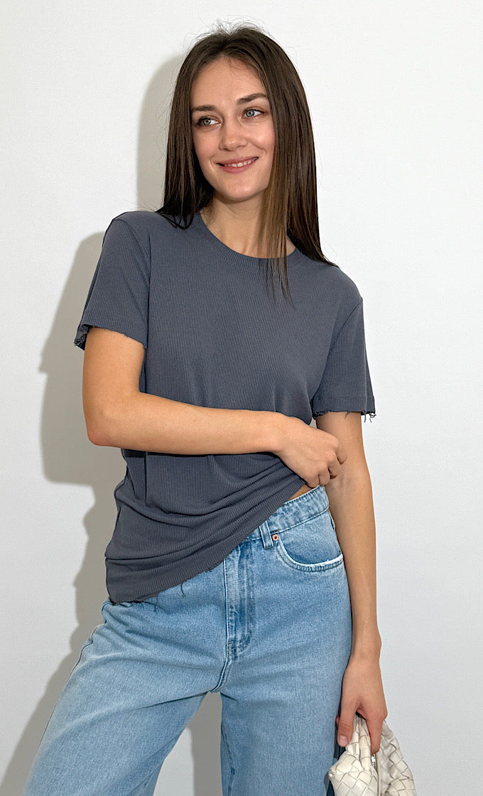 טישרט רומי מפתח עגול אפורה