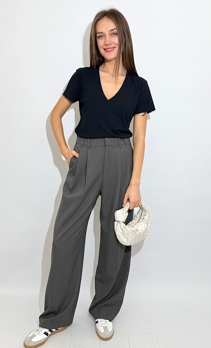 טישרט רומי מפתח וי שחורה