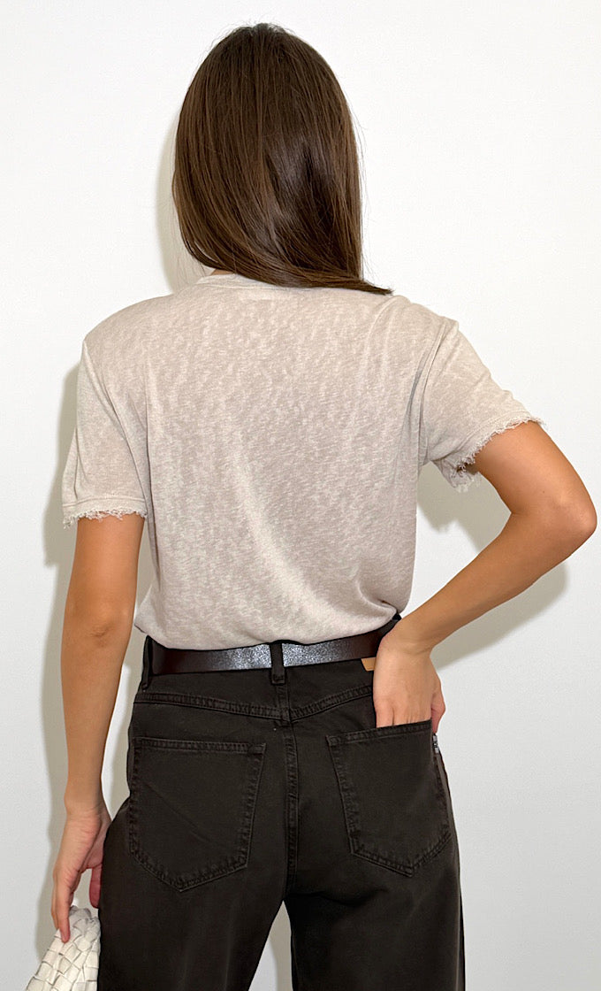 חולצת בלייק מפתח עגול אוף וויט