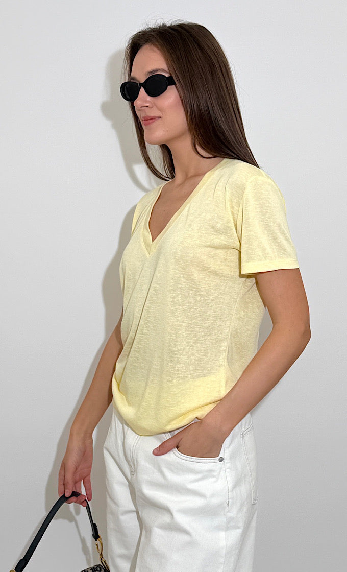 חולצת קולין מפתח וי צהובה