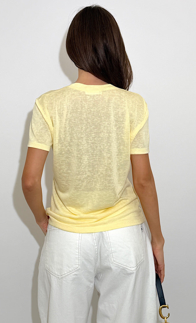 חולצת קולין מפתח וי צהובה