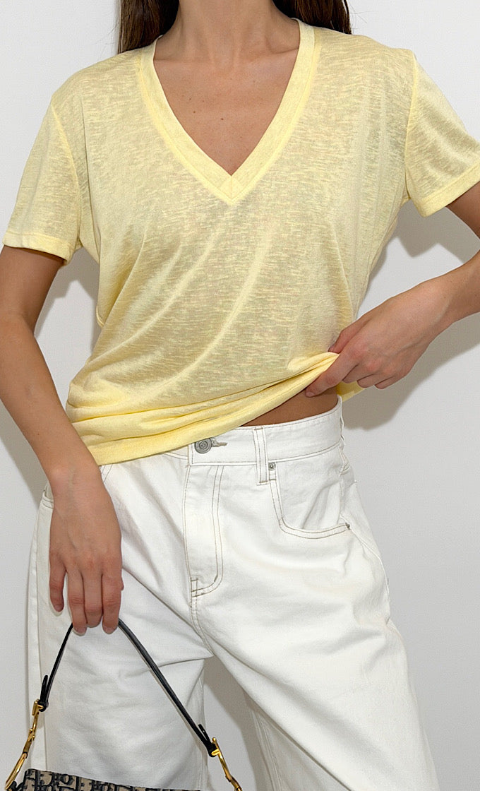 חולצת קולין מפתח וי צהובה