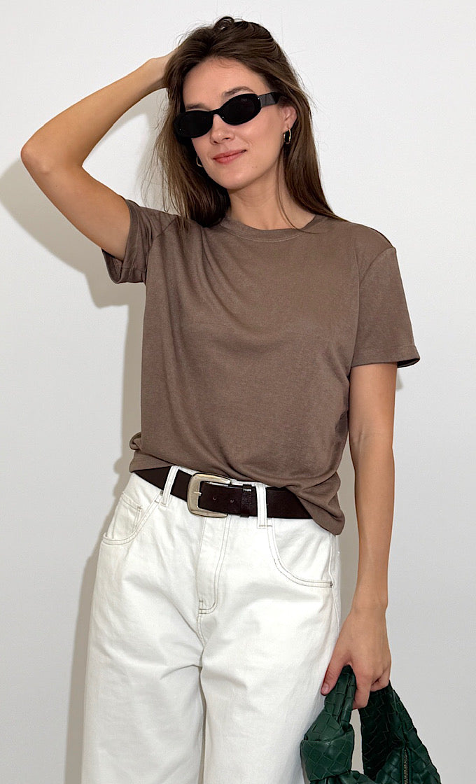 חולצת קולין מפתח עגול חומה