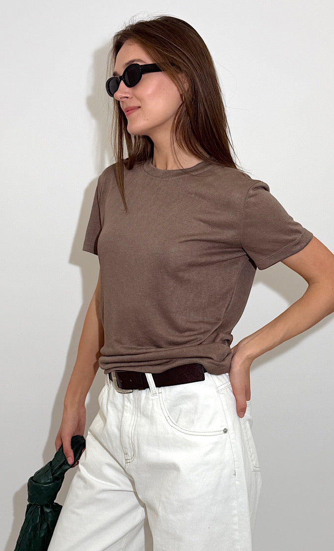 חולצת קולין מפתח עגול חומה