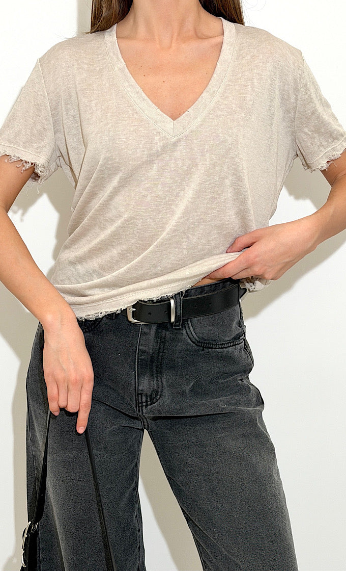 חולצת בלייק מפתח וי אוף וויט