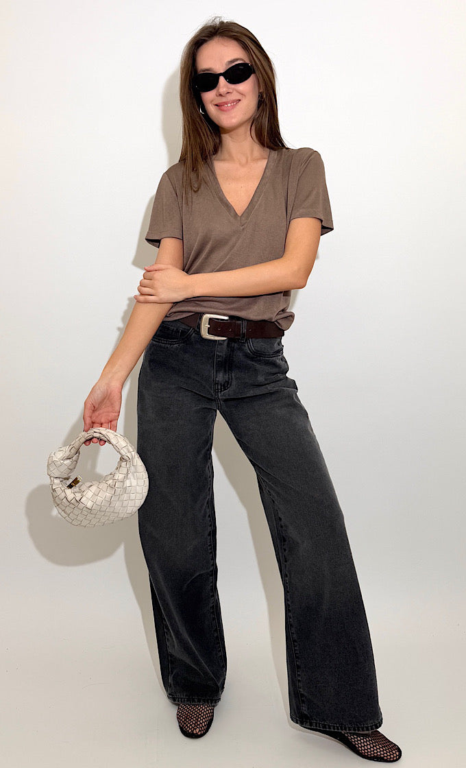 חולצת קולין מפתח וי חומה