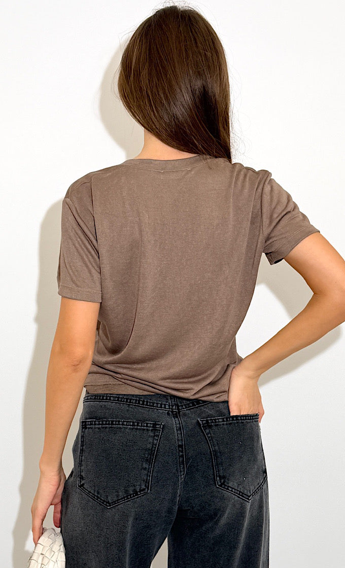 חולצת קולין מפתח וי חומה