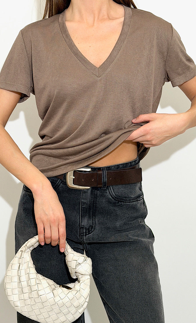 חולצת קולין מפתח וי חומה