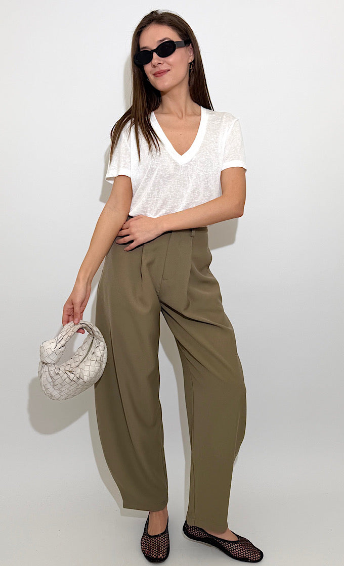 חולצת קולין מפתח וי לבנה