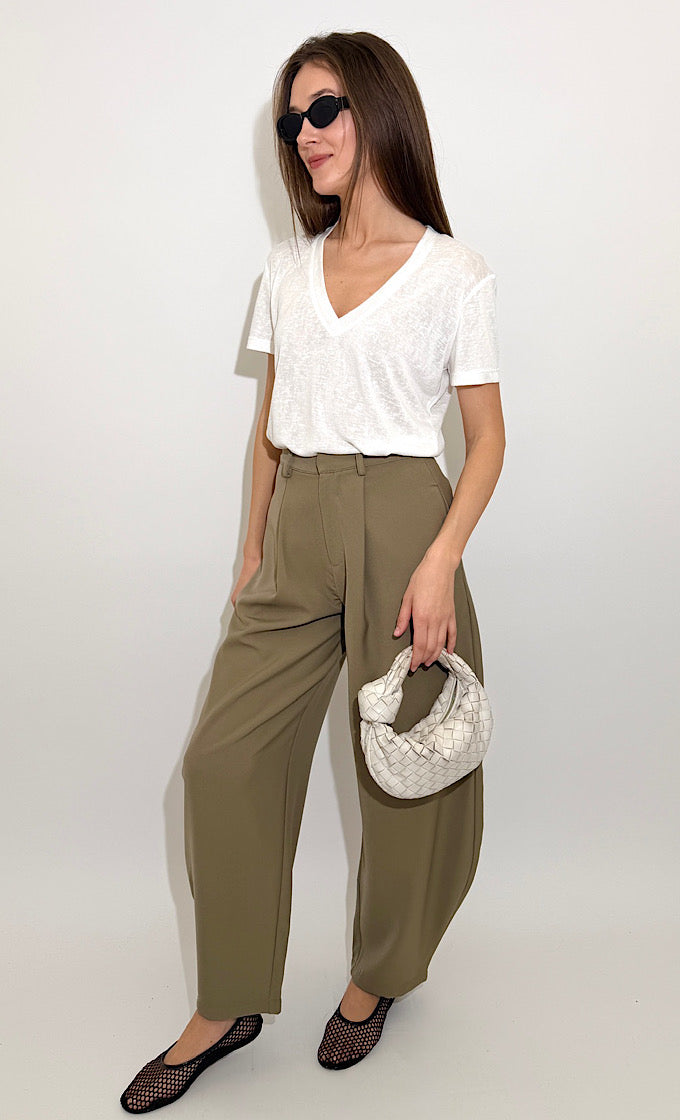 חולצת קולין מפתח וי לבנה