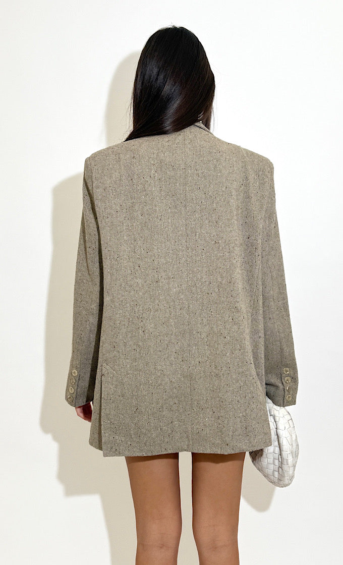 חליפת איב אוף וויט