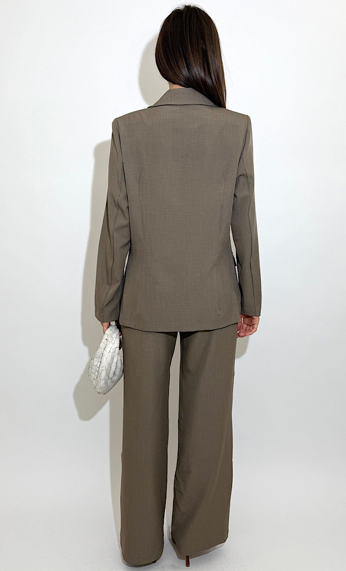 חליפת ברייס מוקה