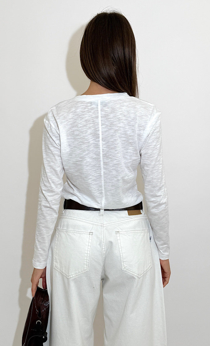 חולצת קורי מפתח וי לבנה