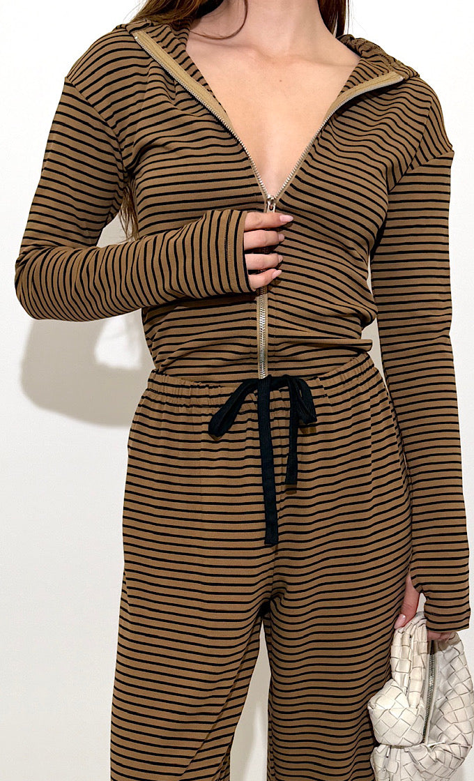 חליפת ניקולה פסים קאמל