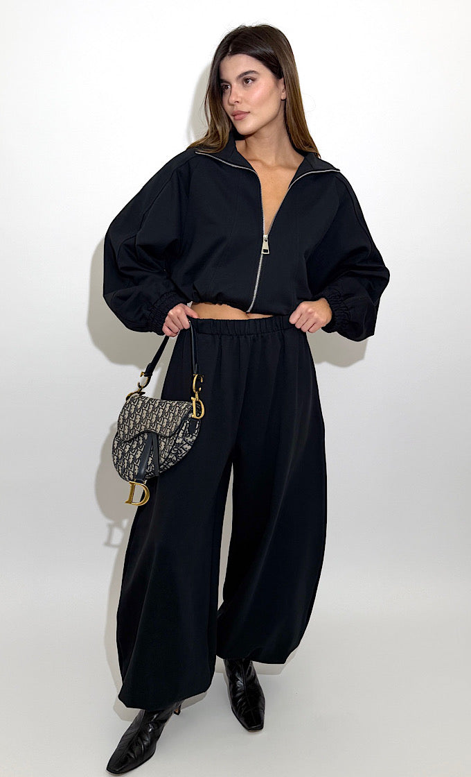 חליפת נורה שחורה