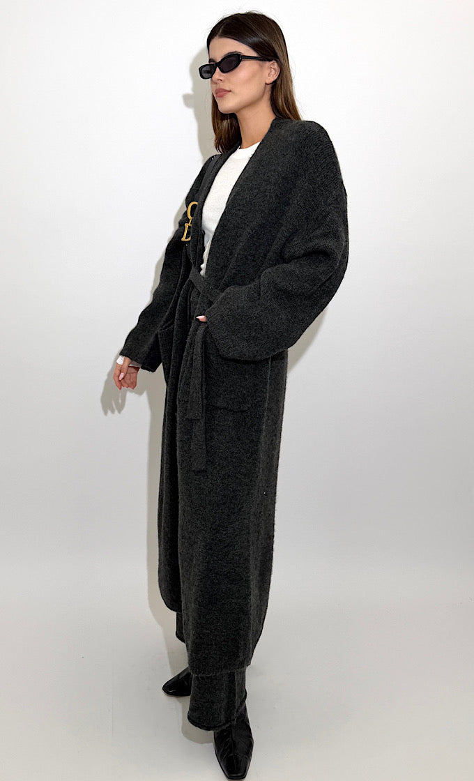 חליפת שיה אפור כהה