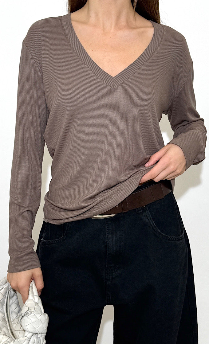 חולצת לנה מפתח וי חומה