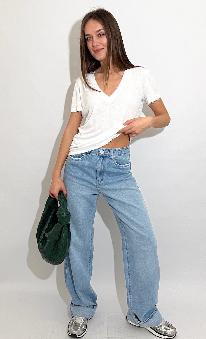 ROMI WHITE V-NECK T-SHIRT 