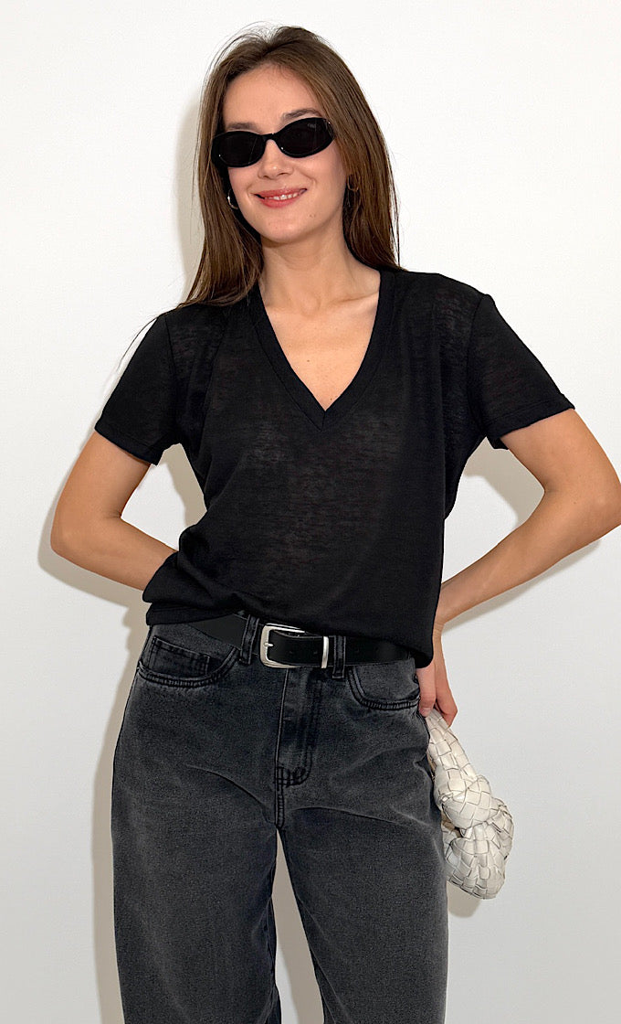 חולצת קולין מפתח וי שחורה