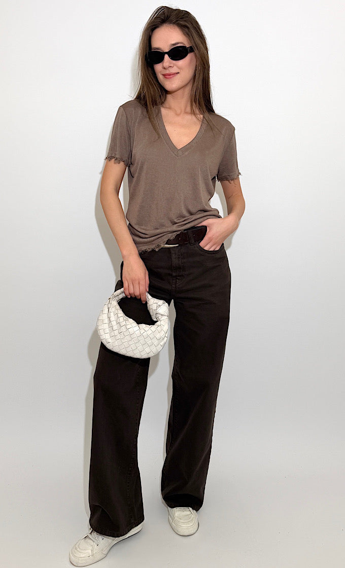 חולצת בלייק מפתח וי חומה