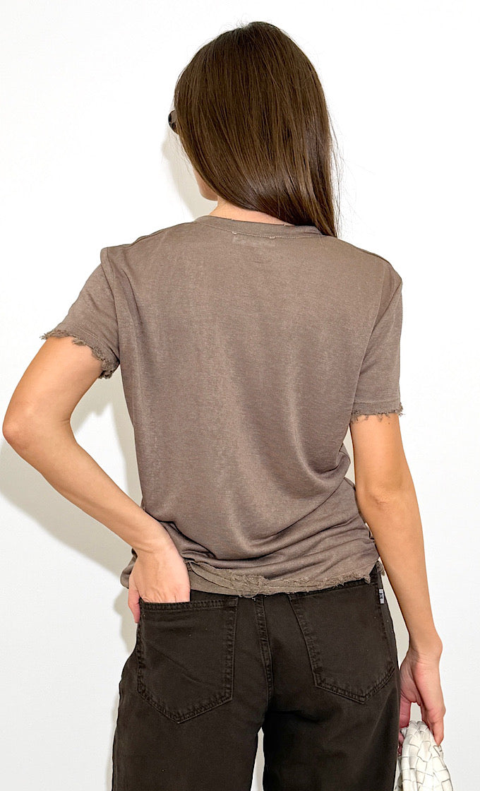 חולצת בלייק מפתח וי חומה