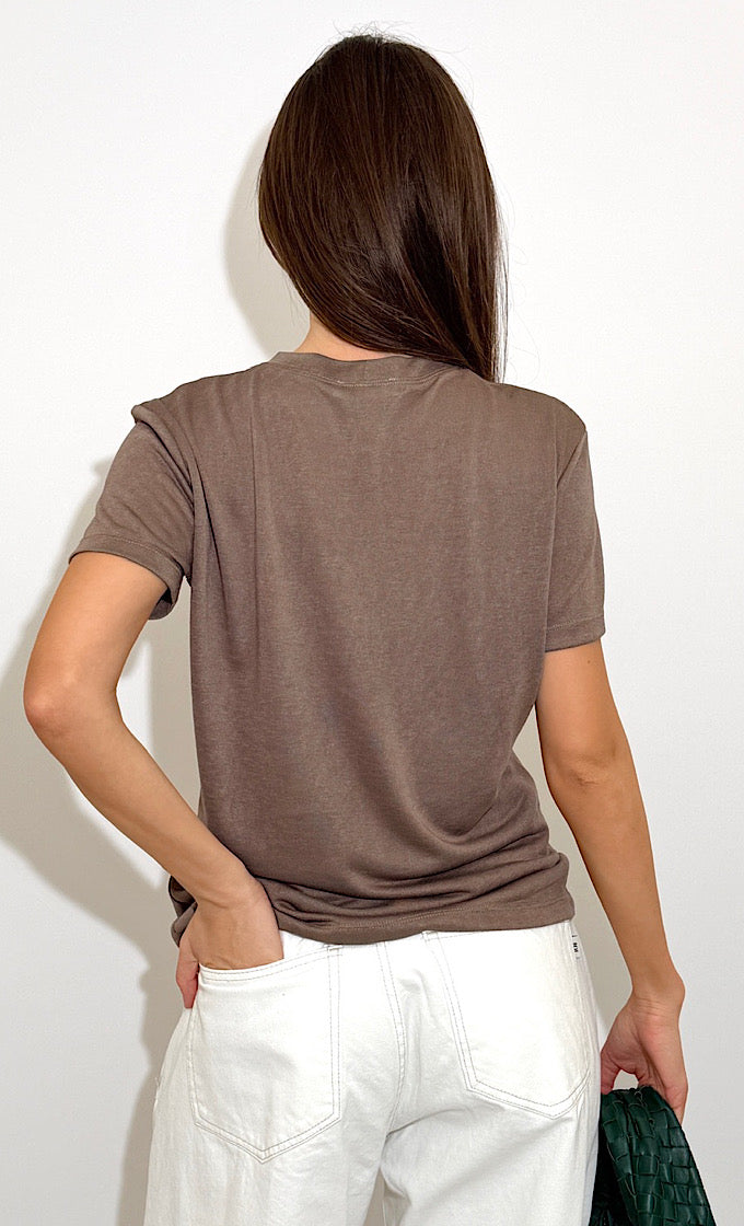 חולצת קולין מפתח עגול חומה