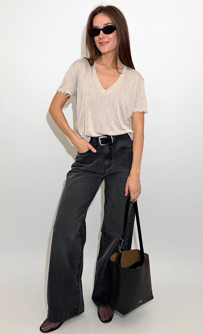 חולצת בלייק מפתח וי אוף וויט