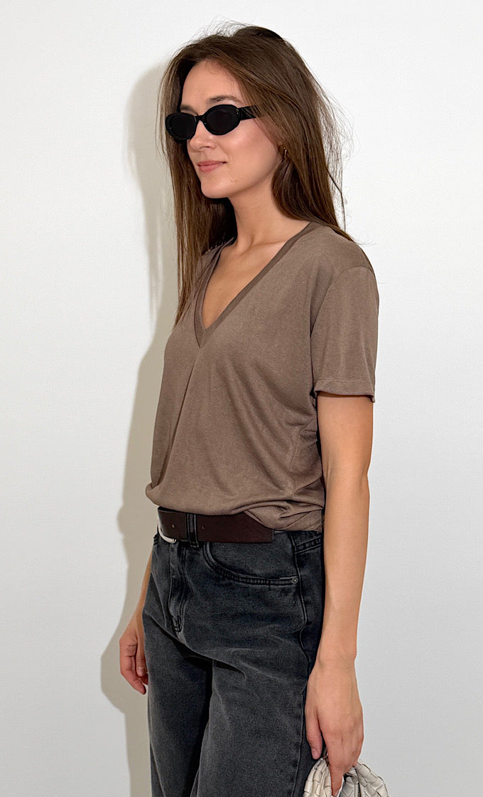 חולצת קולין מפתח וי חומה