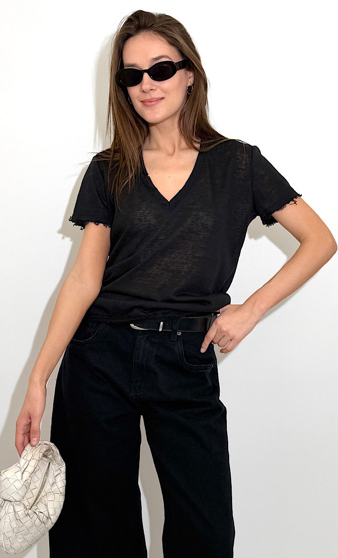 חולצת בלייק מפתח וי שחורה