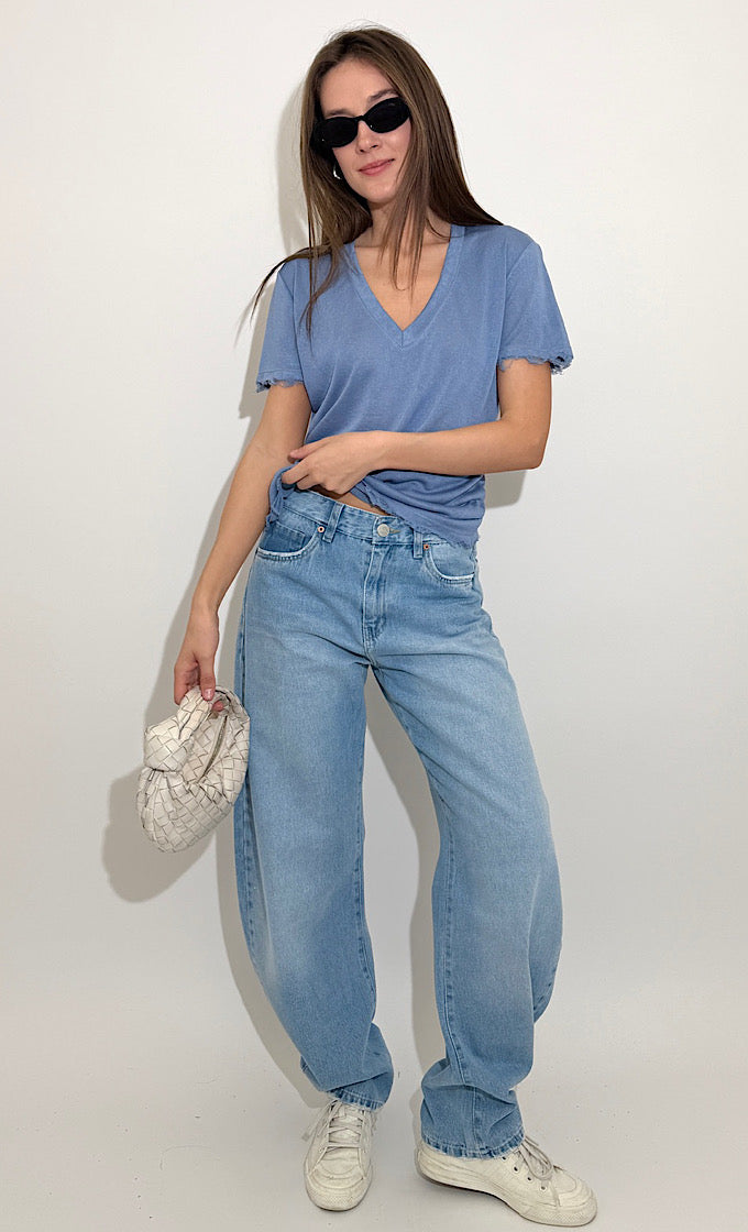 חולצת בלייק מפתח וי כחולה