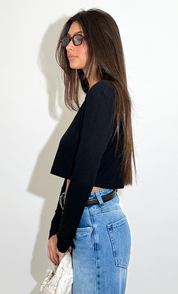 חולצת לורדי מפתח וי שחורה