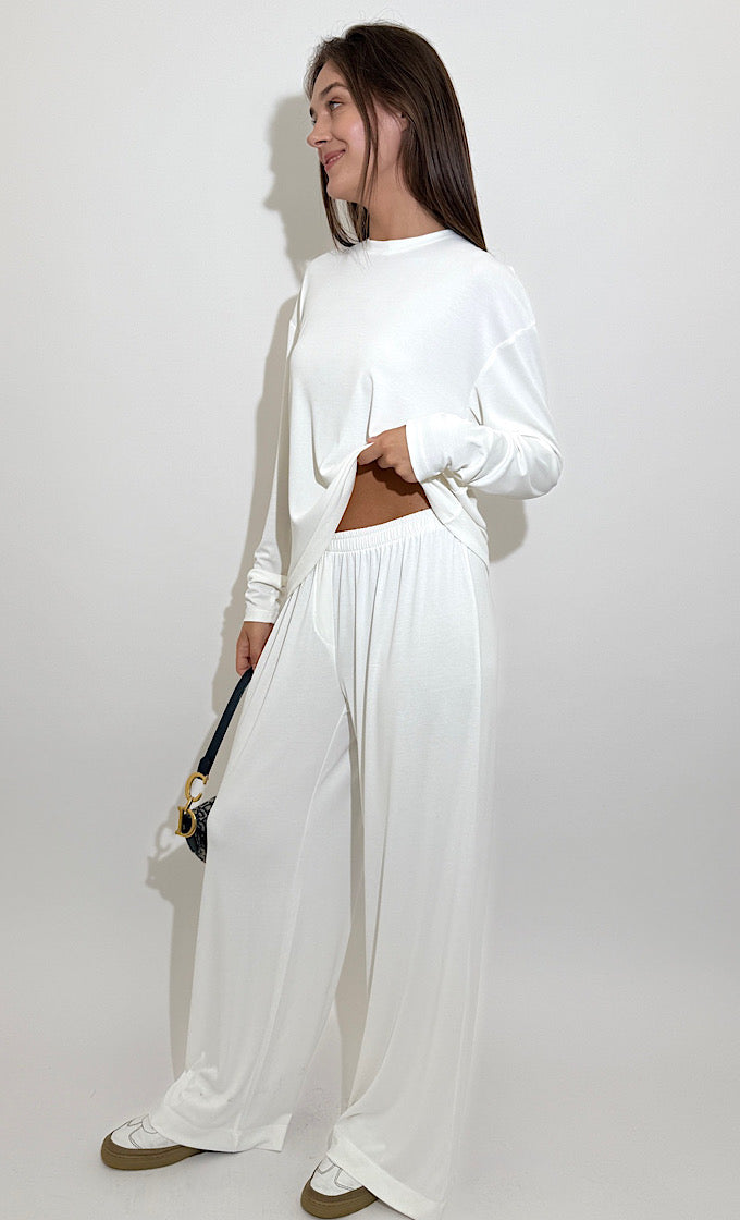 חליפת נונה לבנה