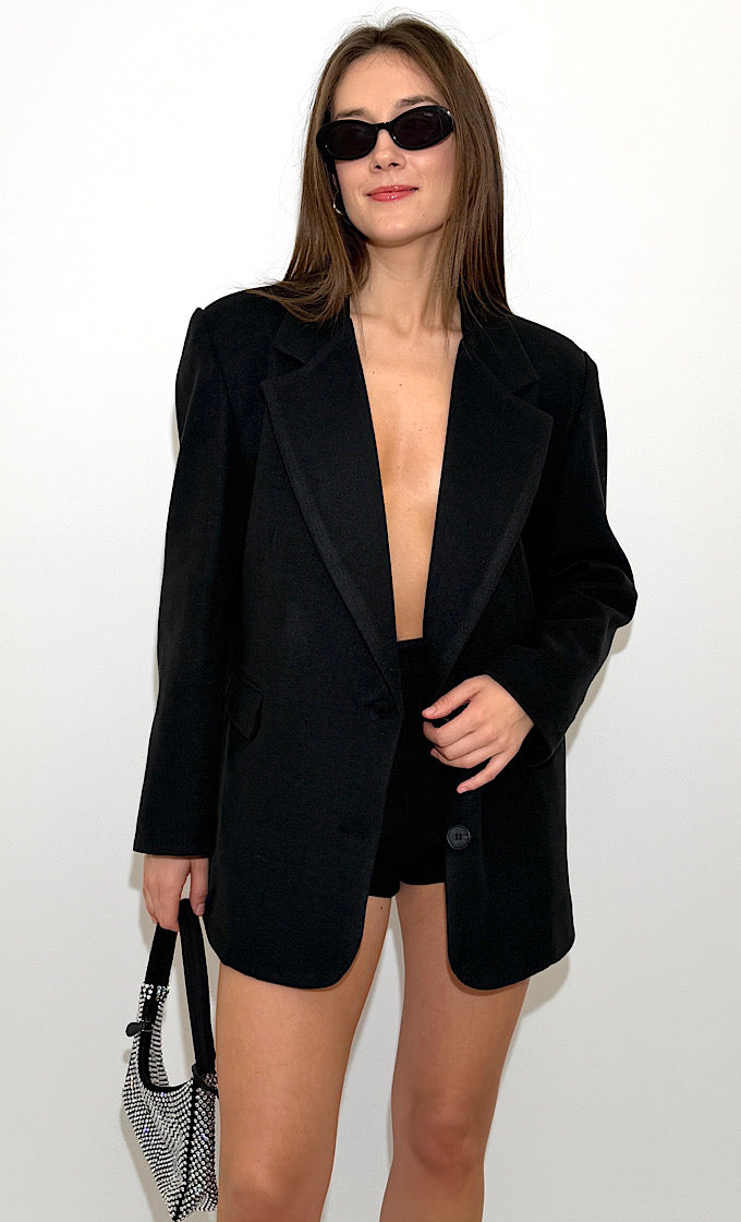 חליפת קורה שחורה