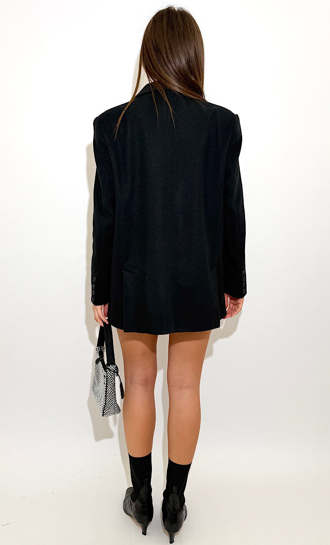 חליפת קורה שחורה